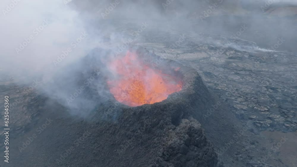 Volcan en erupción desde punto de vista aéreo en camara lenta
