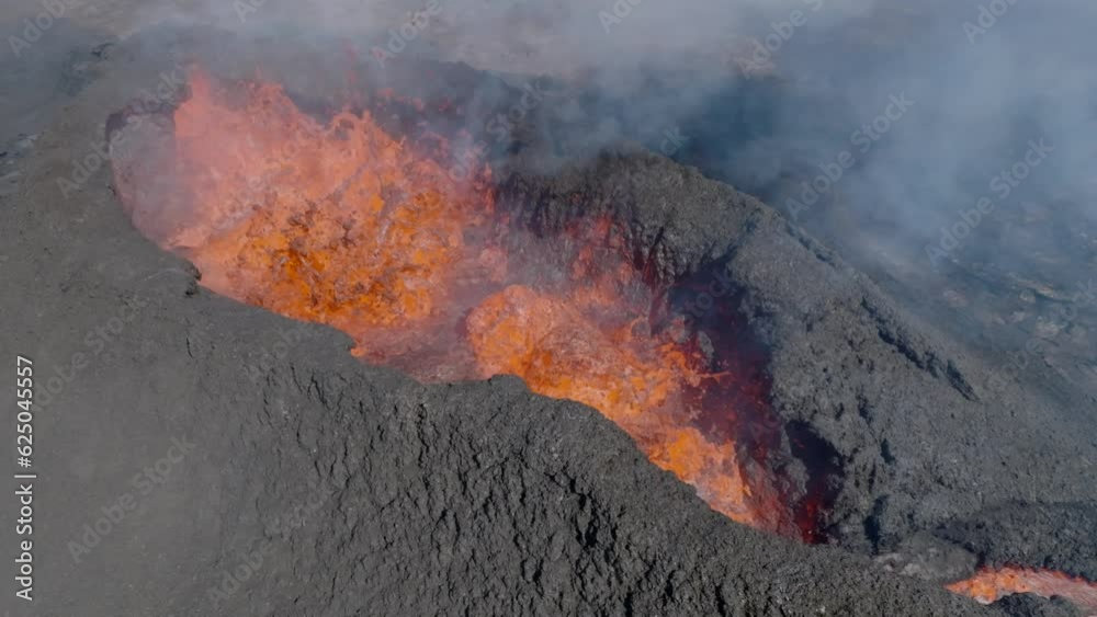 Volcan en erupción desde punto de vista aéreo en camara lenta