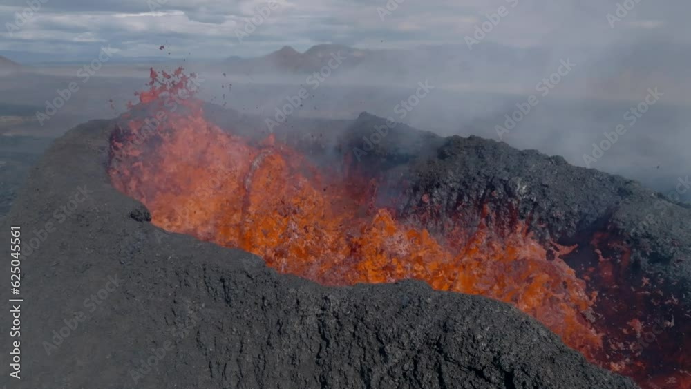 Volcan en erupción desde punto de vista aéreo en camara lenta