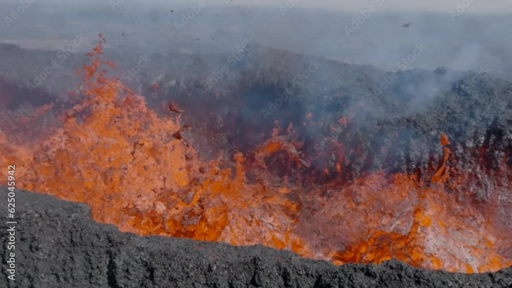 Volcan en erupción desde punto de vista aéreo en camara lenta