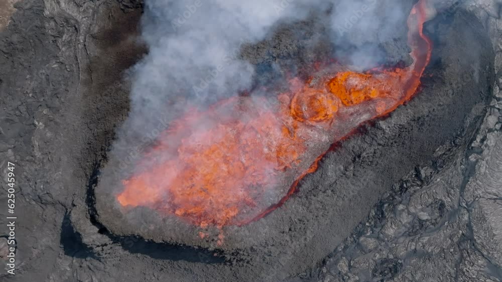 Volcan en erupción desde punto de vista aéreo en camara lenta