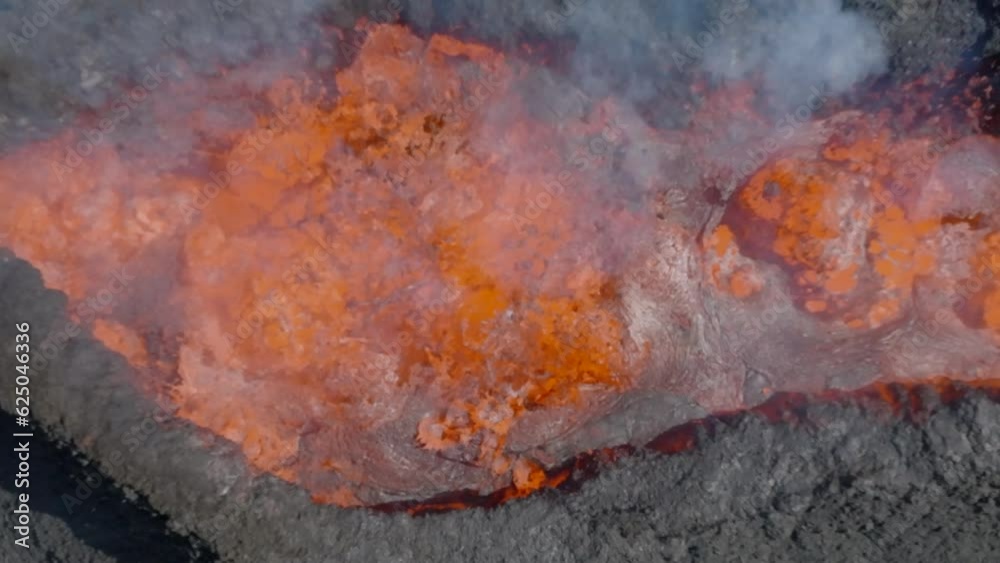 Volcan en erupción desde punto de vista aéreo en camara lenta