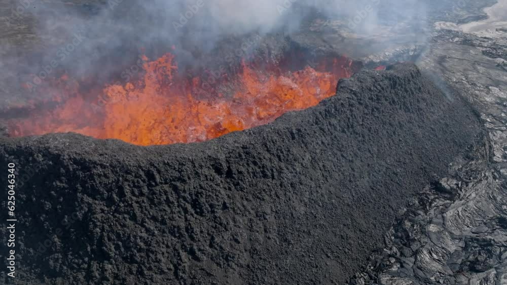 Volcan en erupción desde punto de vista aéreo en camara lenta