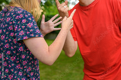 Mężczyzna grozi palcem kobiecie w trakcie ostrej kłótni , awantura domowa