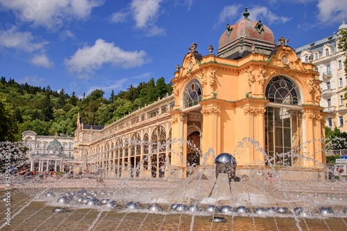 Obraz na płótnie The stunning building of the Maxim Gorki colonnade with fountain in front at spa city Marianske Lazne, Czech republic w salonie