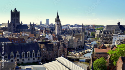 schöner weiter Blick vom Burgturm auf Stadt Gent mit vielen Kirchtürmen bei blauem Himmel