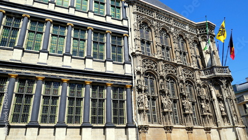 altes interessantes Rathaus von Gent in Belgien geteilt in gotischen und Renaissance-Teil bei blauem Himmel photo