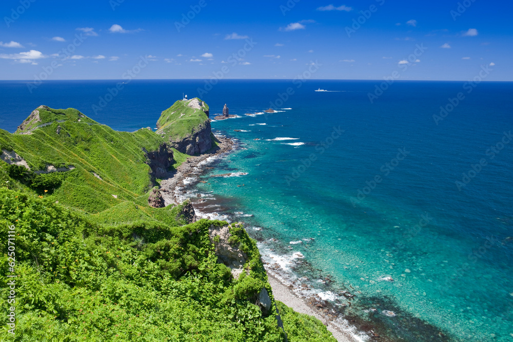 Fototapeta premium 神威岬の灯台と船
