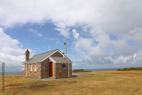 Obraz na plátně Lifeguards hut stationed at Worm's Head to observe walkers heading out to the tidal island off the headland