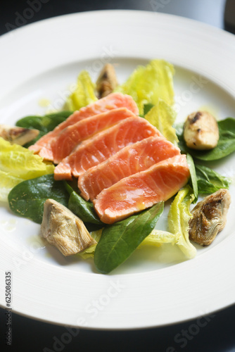 Artichoke salad with salmon