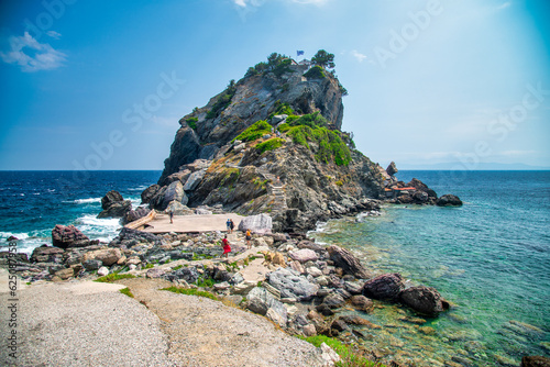 Foto Agios Ioannis Beach and coastline in Skopelos, Greece