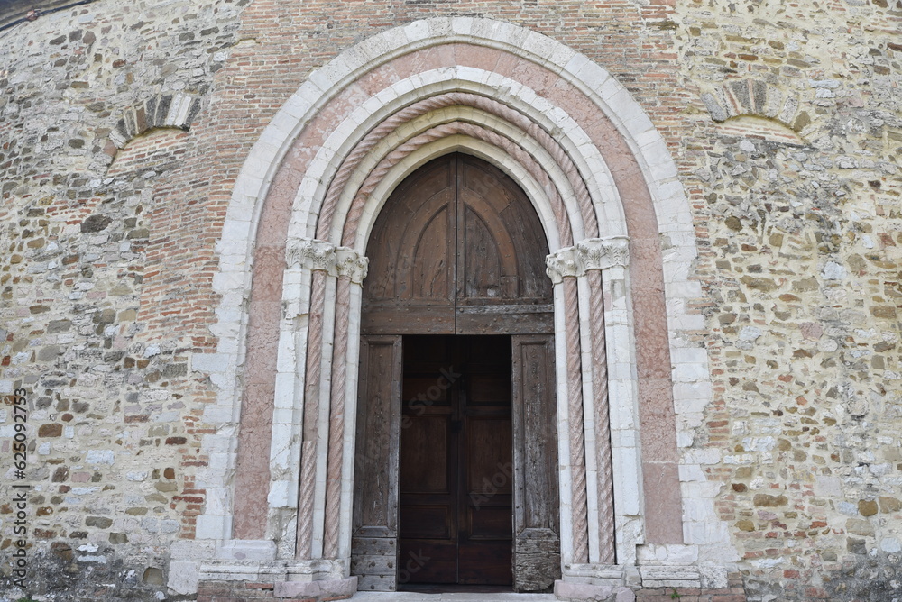 Portail roman de l'église de San Michele Arcangelo à Perugia en Ombrie. Italie