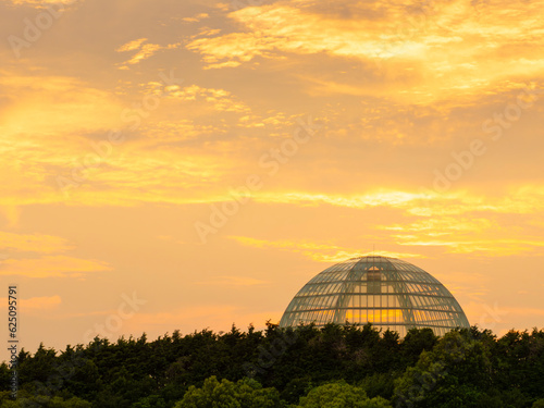 Obraz na płótnie 夏の夕景、葛西臨海公園の水族館 w salonie