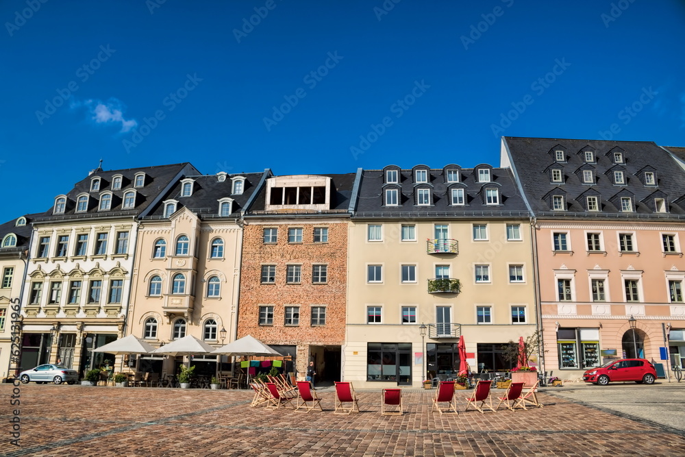 plauen, deutschland - urbane Idylle auf dem Marktplatz mit Liegestühlen