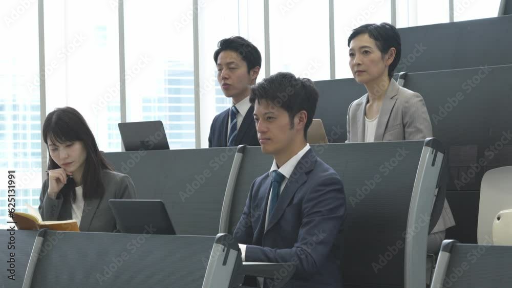 真剣に話を聞くビジネスマン 真剣に話を聞くビジネスマン