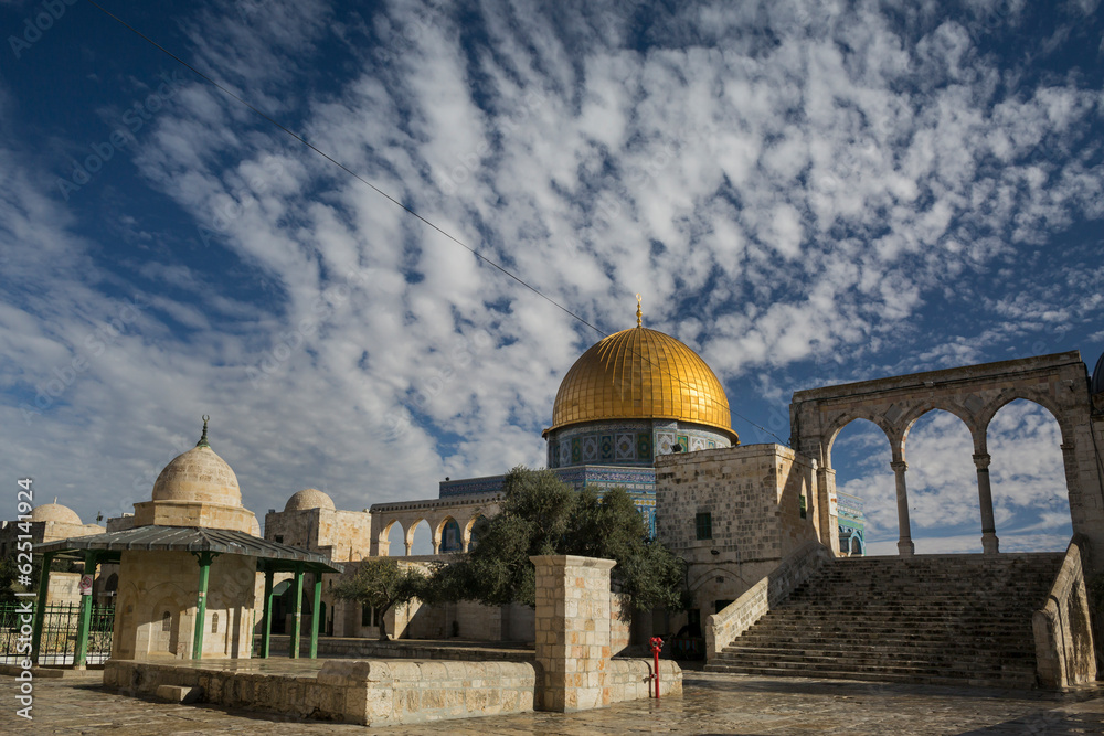 Obraz premium Dome of the Rock beside three south-western arches in the Temple Mount of the Old City of Jerusalem