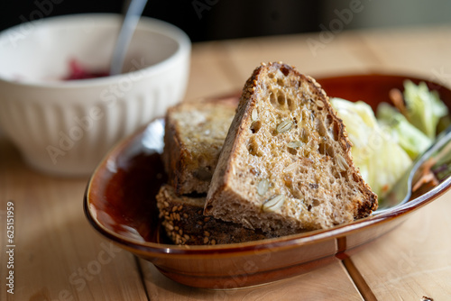 カンパーニュパンとサラダの朝食