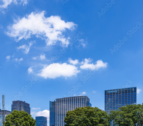 綺麗な青空と都会のビル © taka