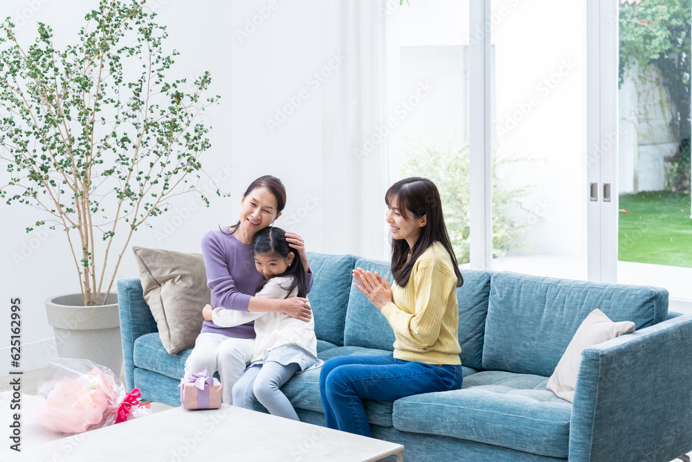 おばあちゃんにプレゼントをあげる孫娘 おばあちゃんにプレゼントをあげる孫娘