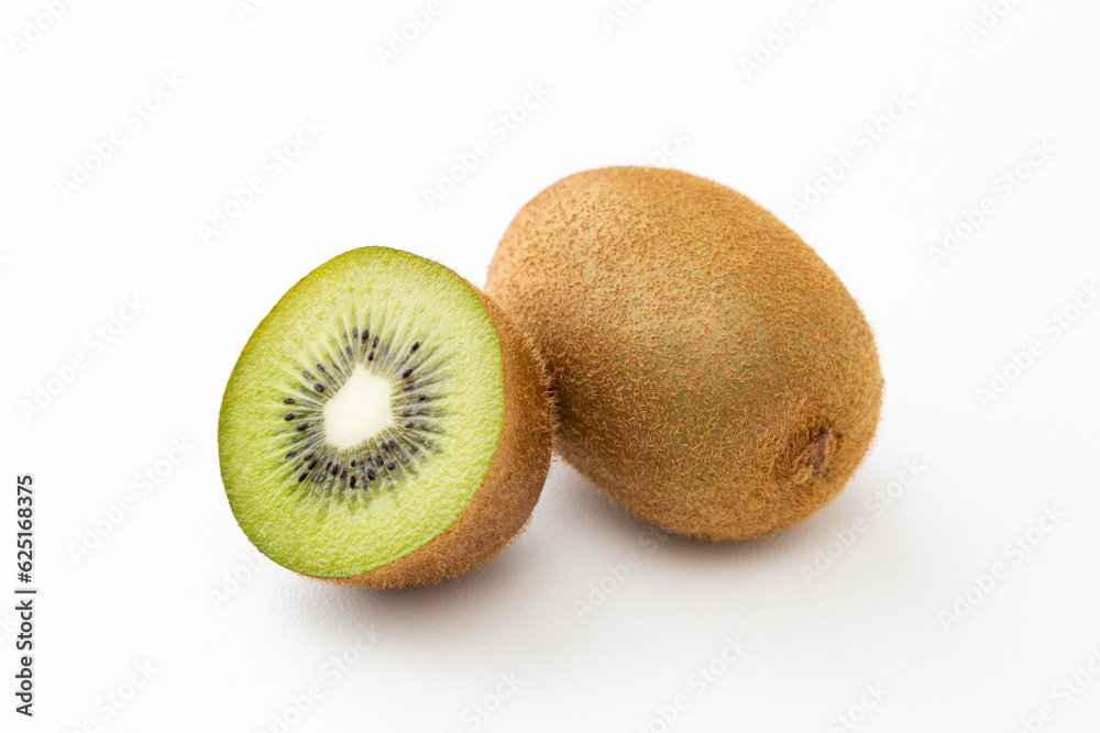 白背景のキウイフルーツ