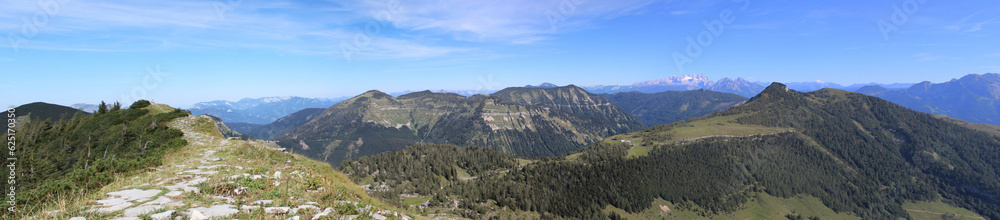 Panoramablick vom Gipfel vom Hohen First auf die Bergwelt der Osterhorngruppe und Salzkammergutberge