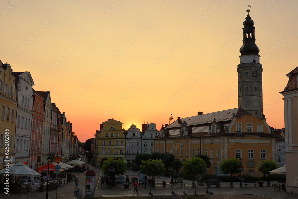 Bolesławiec city center. Square, city hall. Sunset in the center of Bolesławiec. Polish, European city. A magical sunset right in the heart of the city. Cobblestone in a European city. Quiet evening