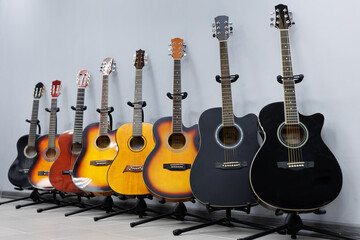 Fotobehang Muziekwinkel Akoestische gitaren op standaards  © Studio Peace