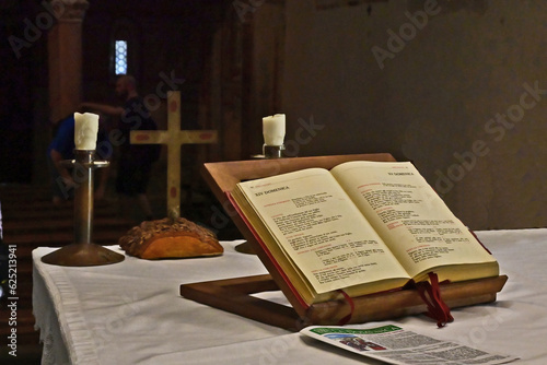 Civate, Altare con messale dell'abbazia di San Pietro al Monte - Lecco