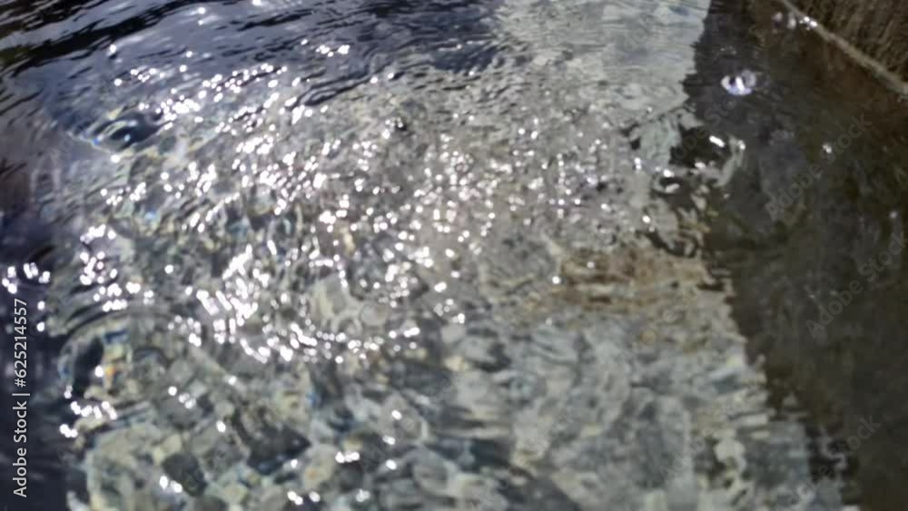 Wassertropfen in Zeitlupe, klares frisches Wasser, H2O, 4K Wassertropfen in Zeitlupe, klares frisches Wasser, H2O, 4K