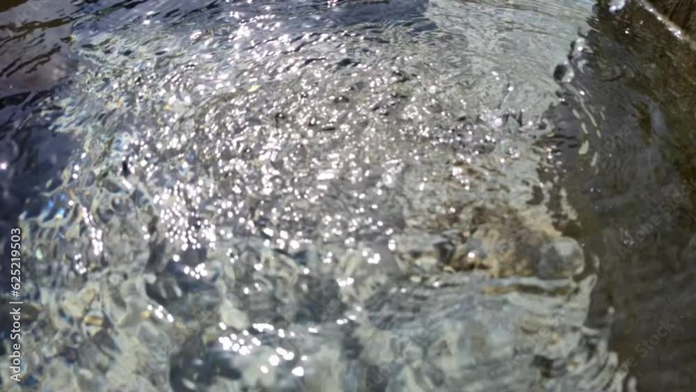 Wassertropfen in Zeitlupe, klares frisches Wasser, H2O, 4K Wassertropfen in Zeitlupe, klares frisches Wasser, H2O, 4K