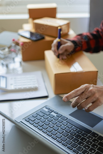 Startup or small business, Take note of shipping addresses from customers, Order management in online stores, Internet shopping, SME, e-commerce Vertical Image