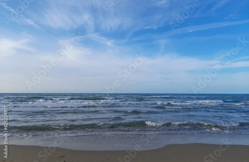 Spiaggia, mare ed orizzonte in Estate - vacanze