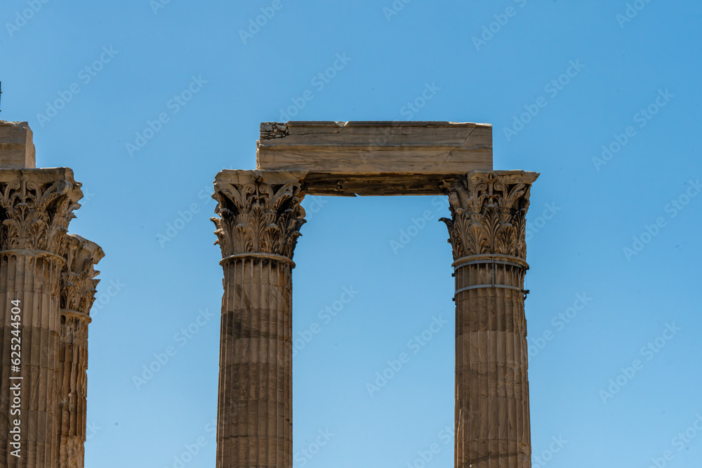 acropole antiquité athènes au coucher du soleil avec un ciel bleu