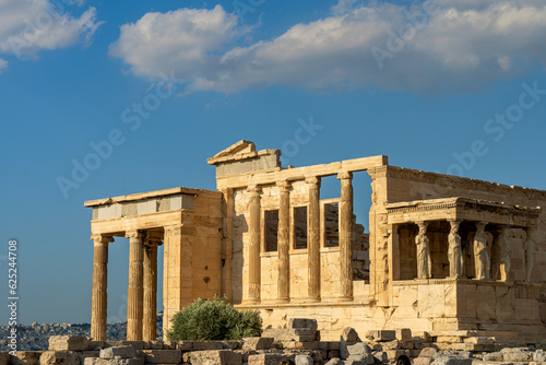 acropole antiquité athènes au coucher du soleil avec un ciel bleu