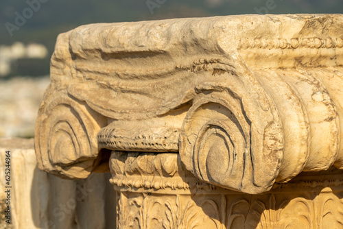 acropole colonne de marbre abimée © Thomas
