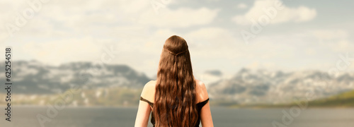 Frau mit langen Haaren vor einer Bergkette