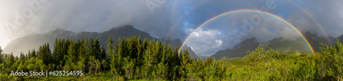 Regenbogen über einer skandinavischen Landschaft