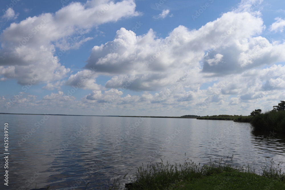 Obraz premium Cloudy sky on a river