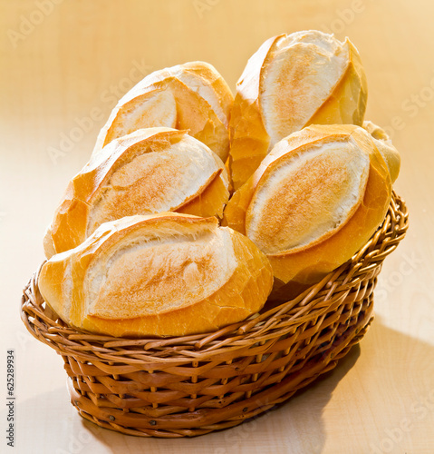 Cesta de Pão francês, arranjo em fundo