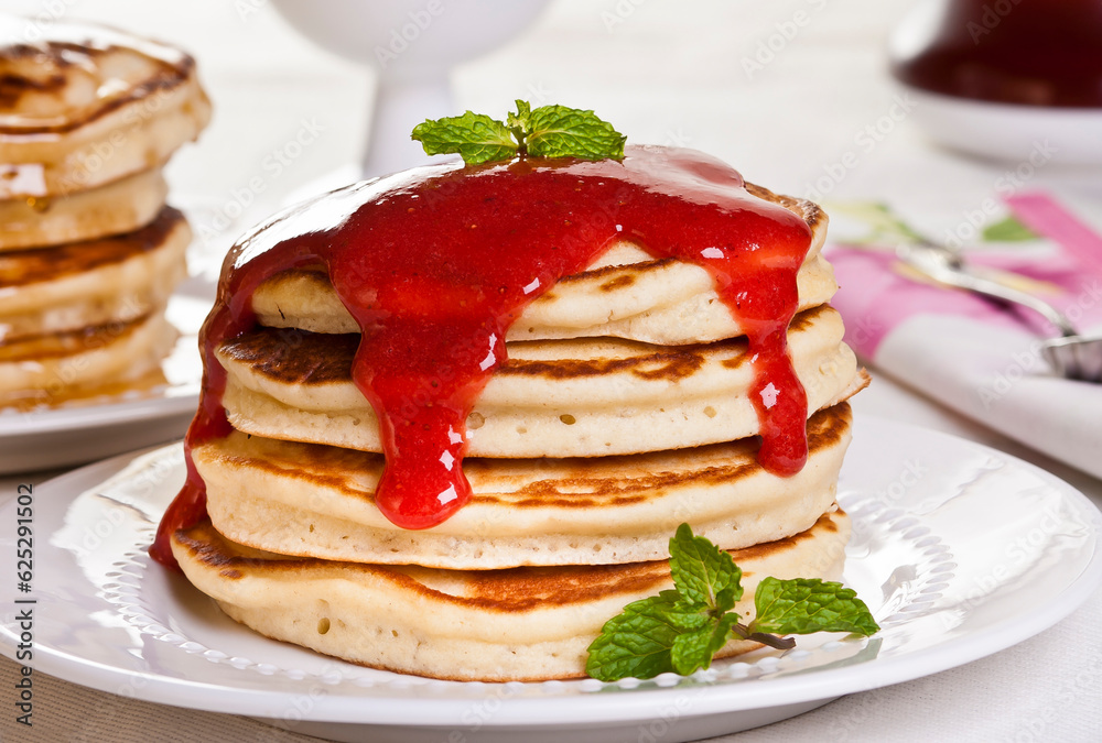 Panqueca de frutas vermelhas, com calda de morango, sobremesa doce Panqueca de frutas vermelhas, com calda de morango, sobremesa doce