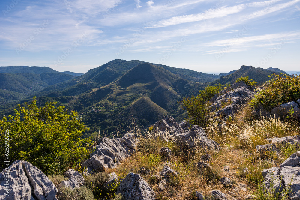 Montagne du Pain de sucre culminant à 792 mètres près du Sumène, dans le sud des Cévennes, depuis le Ranc de Banes