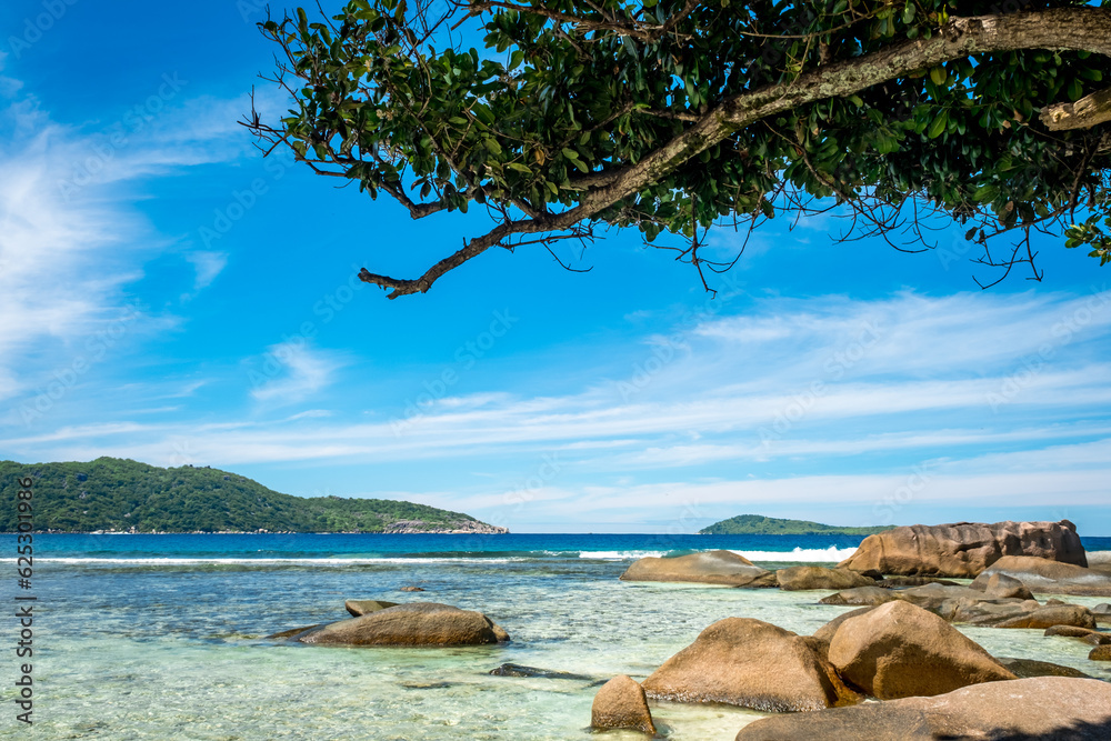 Naklejka premium Big granite rocks on the Grand Anse beach. La Digue island, Seychelles. Tropical landscape with sunny sky.