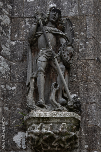Statue de St-Michel-Archange terrassant le démon, église St-Milliau, Plonévez-Porzay, Finistère, Bretagne, France