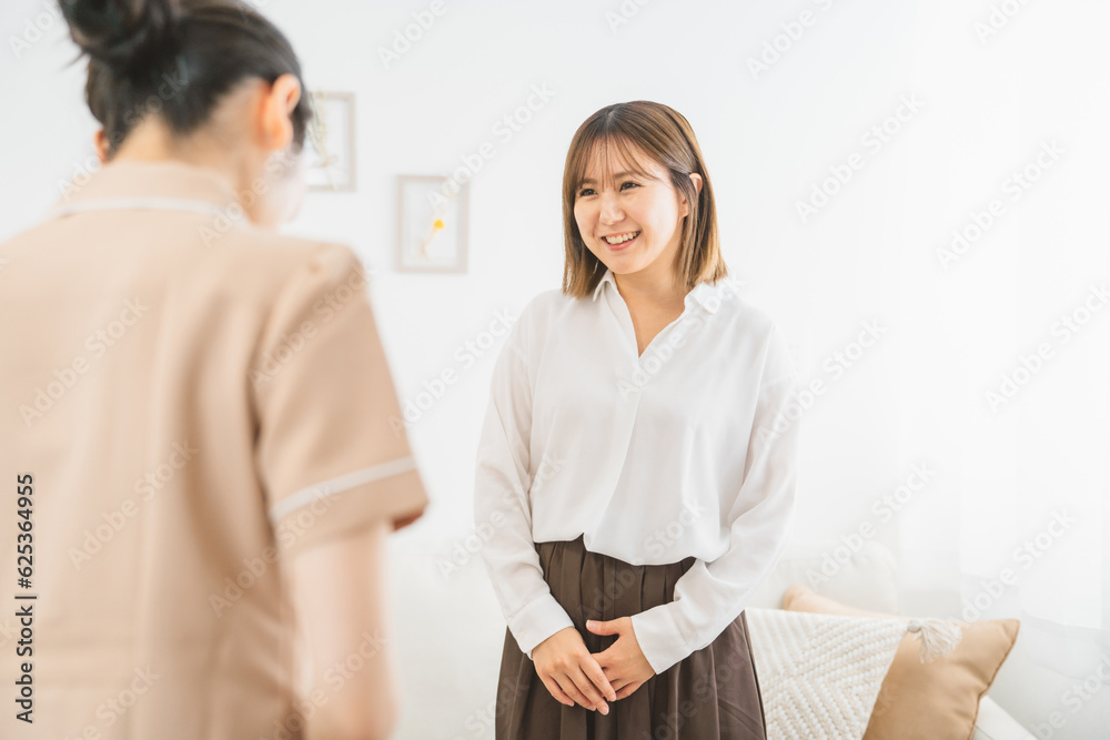 Obraz premium エステサロン・ネイルサロンに来店した女性 