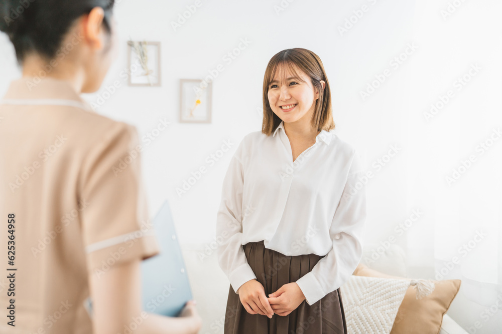 Obraz premium エステサロン・ネイルサロンに来店・来院して挨拶する女性 