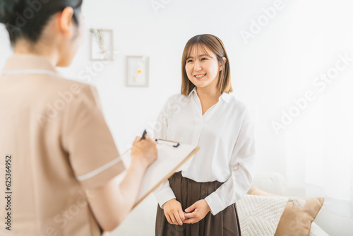 Wallpaper Mural エステサロン・脱毛サロンでヒアリングを受けるアジア人女性
 Torontodigital.ca