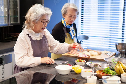 二人で朝食を作るシニア女性たち