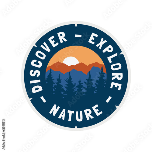 Foto vector illustration badge patch, outdoor explore nature pine forest with mountai