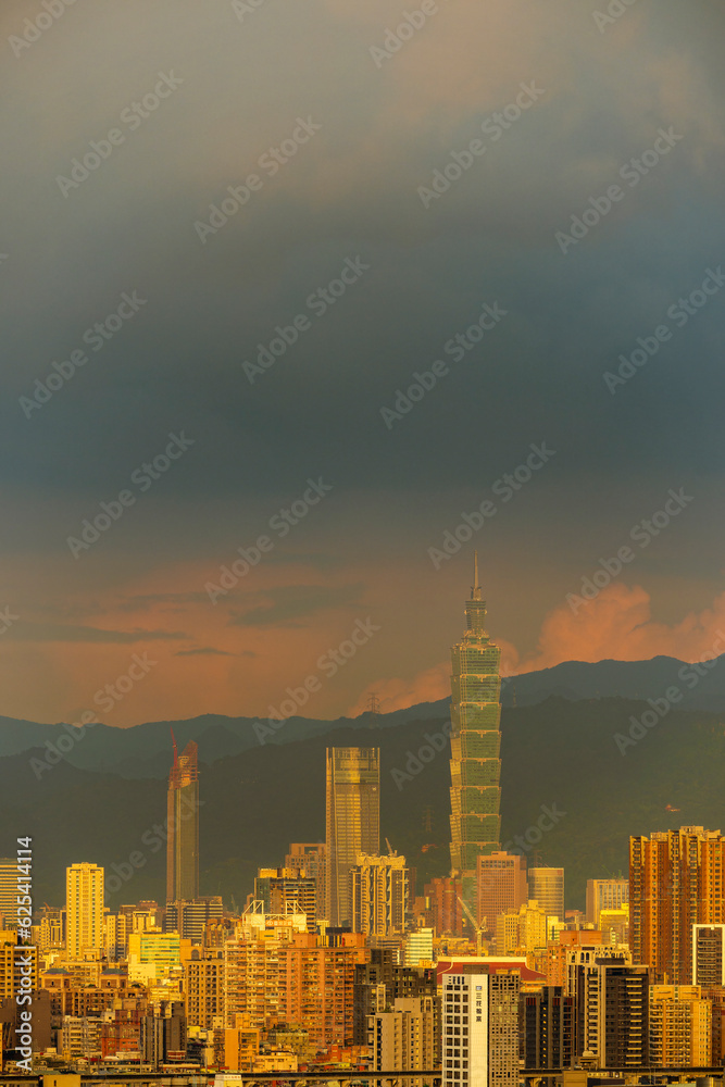 Naklejka premium city skyline at sunset