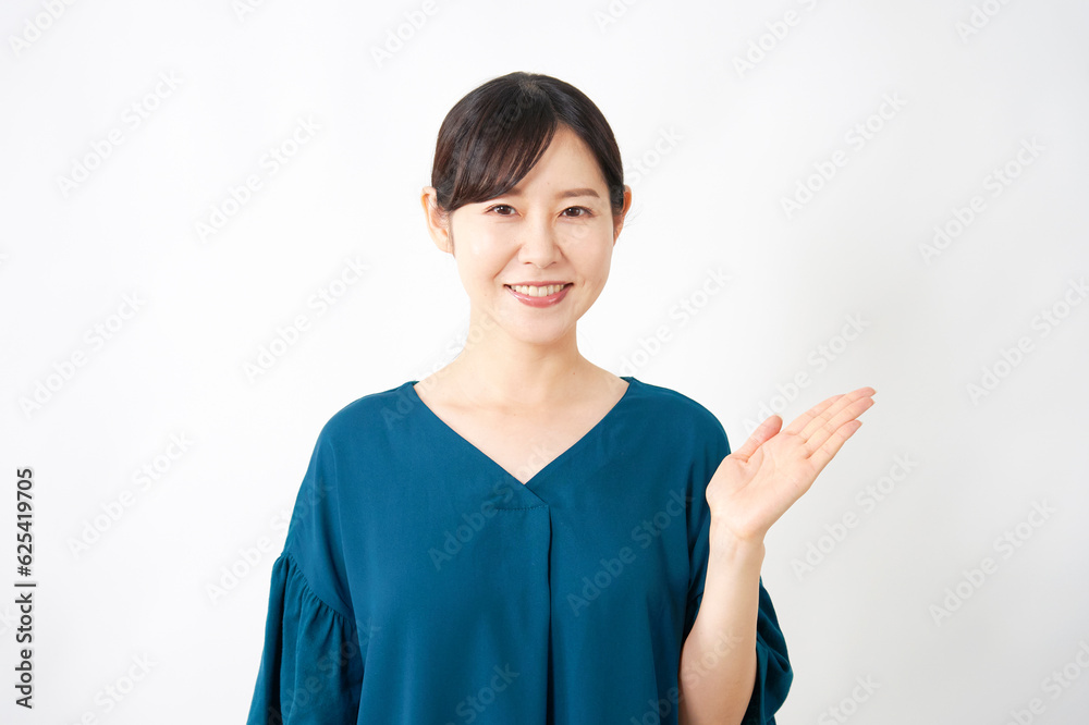 手のひらで右側を指すミドルエイジの女性 白背景 手のひらで右側を指すミドルエイジの女性 白背景